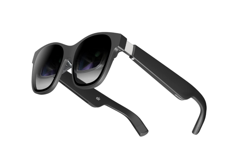 Man sieht die XREAL Air Glasses.